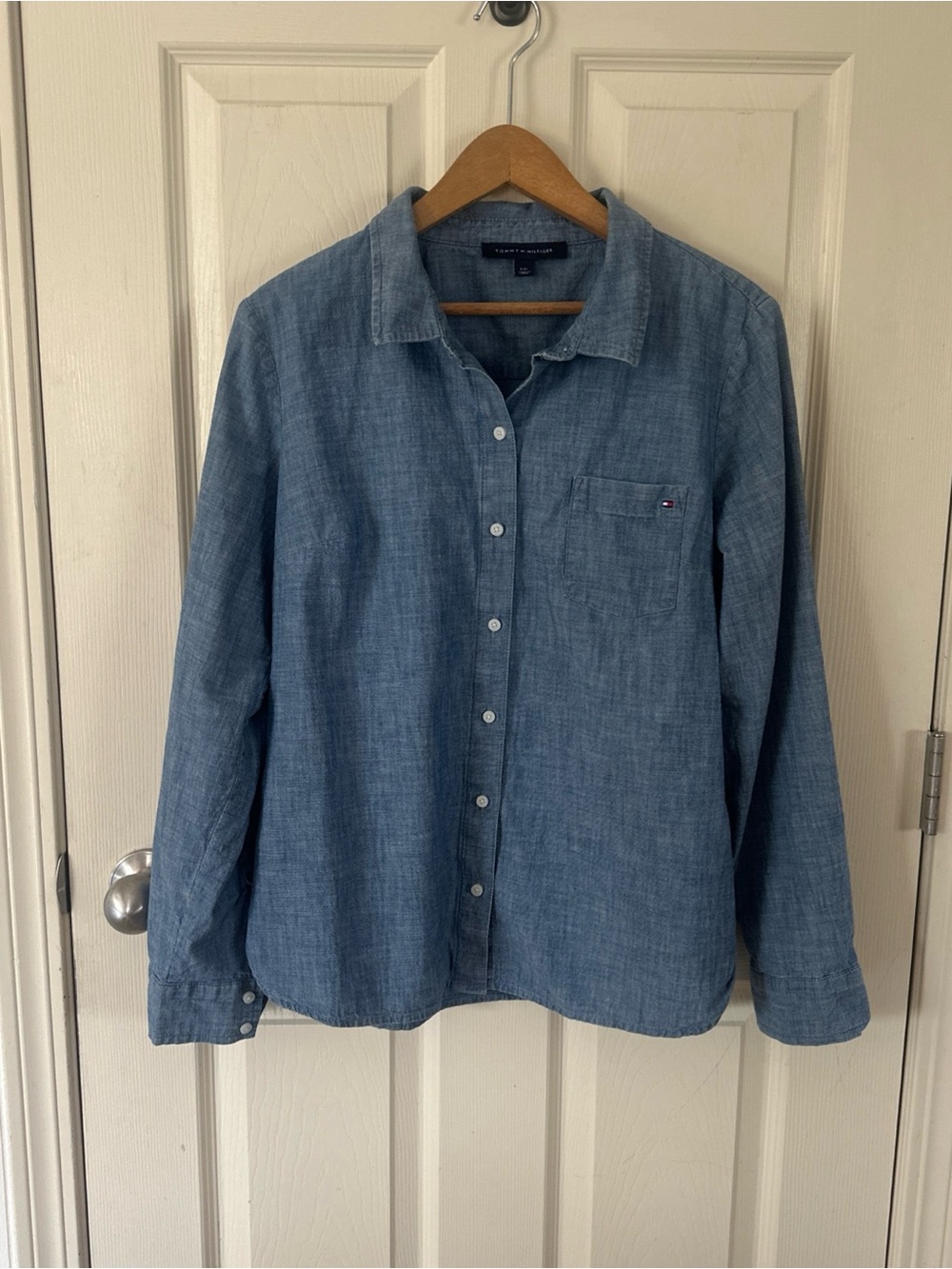 Woman’s Tommy Hilfiger Long Sleeve Button Down Dress Shirt Size Large Blue